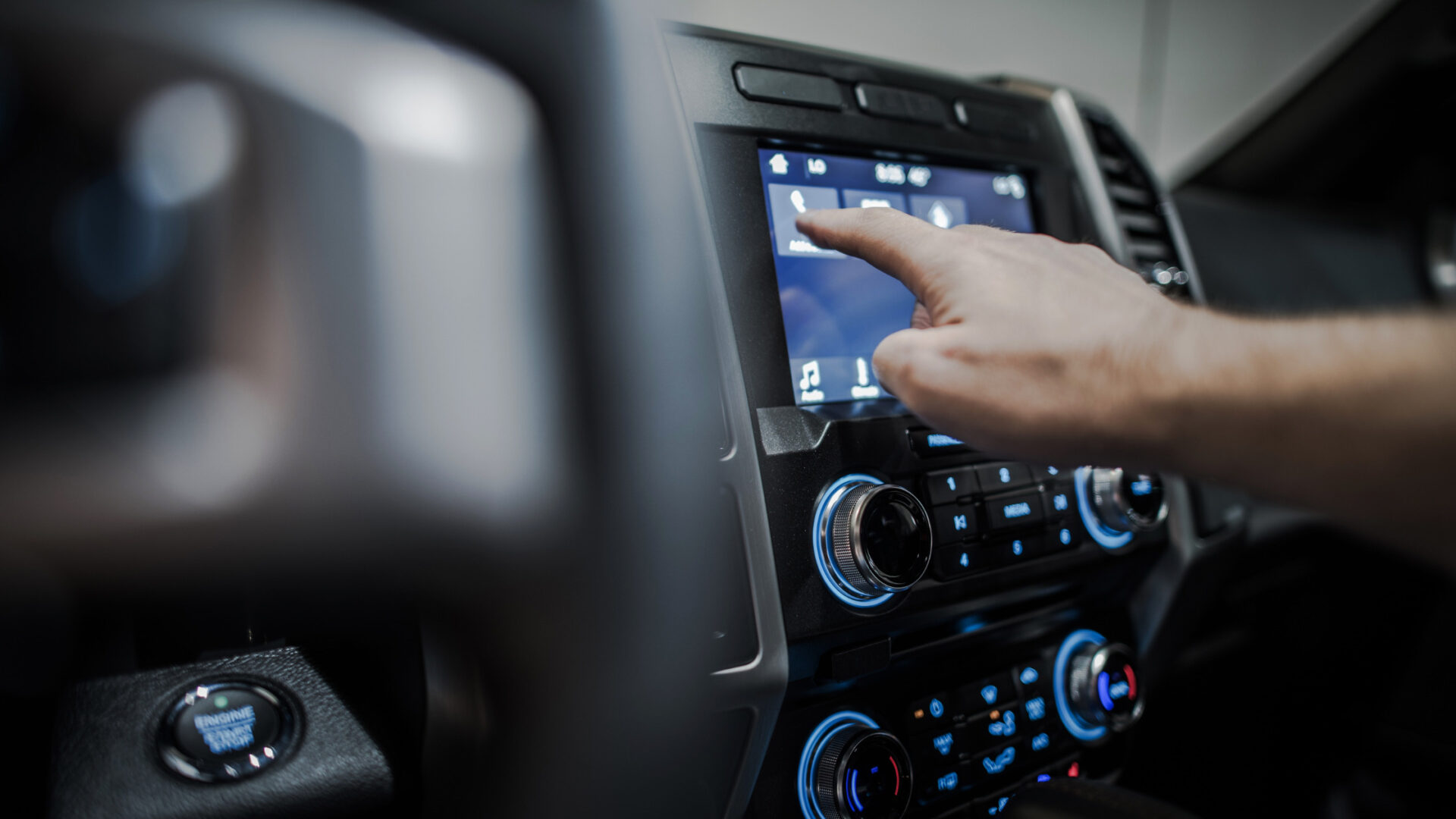 Imagem de uma interface automotiva, ressaltnado a importância de uma boa experiência do usuário.